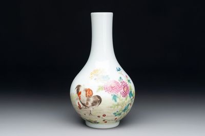 A Chinese famille rose 'rooster' vase, Ju Ren Tang 居仁堂製 mark, 20th C.