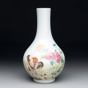 A Chinese famille rose 'rooster' vase, Ju Ren Tang 居仁堂製 mark, 20th C. — photo 1