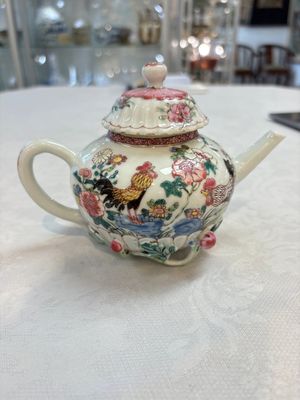 A Chinese famille rose 'roosters' covered teapot and two cups and saucers, Yongzheng — photo 1