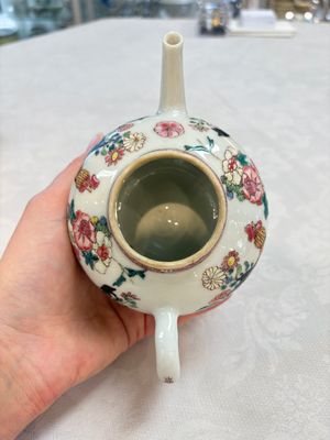 A Chinese famille rose 'roosters' covered teapot and two cups and saucers, Yongzheng — photo 11