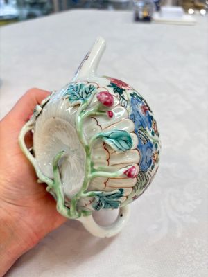A Chinese famille rose 'roosters' covered teapot and two cups and saucers, Yongzheng — photo 14