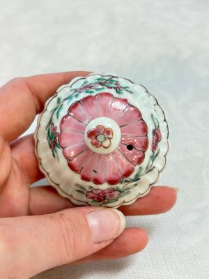 A Chinese famille rose 'roosters' covered teapot and two cups and saucers, Yongzheng — photo 15