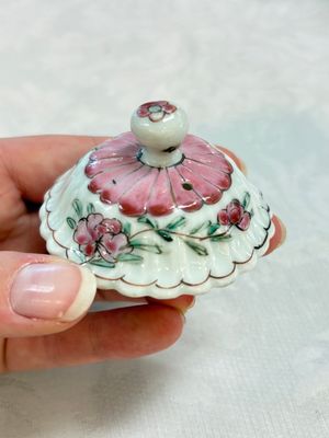 A Chinese famille rose 'roosters' covered teapot and two cups and saucers, Yongzheng — photo 16