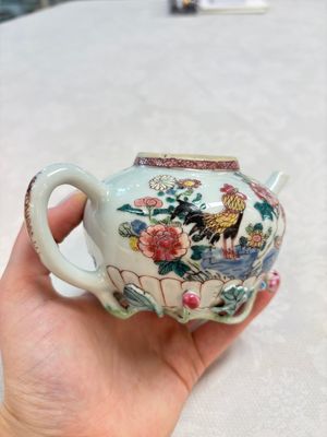 A Chinese famille rose 'roosters' covered teapot and two cups and saucers, Yongzheng — photo 2