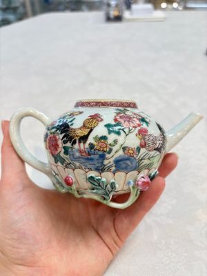 A Chinese famille rose 'roosters' covered teapot and two cups and saucers, Yongzheng — photo 3