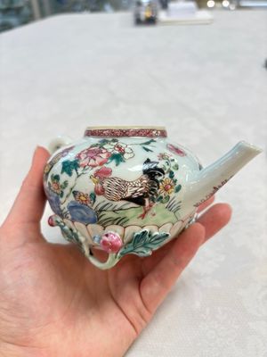 A Chinese famille rose 'roosters' covered teapot and two cups and saucers, Yongzheng — photo 4