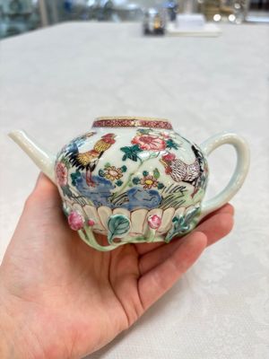 A Chinese famille rose 'roosters' covered teapot and two cups and saucers, Yongzheng — photo 8