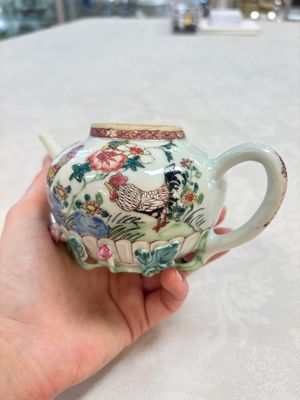 A Chinese famille rose 'roosters' covered teapot and two cups and saucers, Yongzheng — photo 9