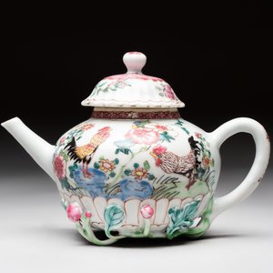 A Chinese famille rose 'roosters' covered teapot and two cups and saucers, Yongzheng — photo 10