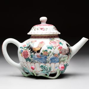 A Chinese famille rose 'roosters' covered teapot and two cups and saucers, Yongzheng — photo 12