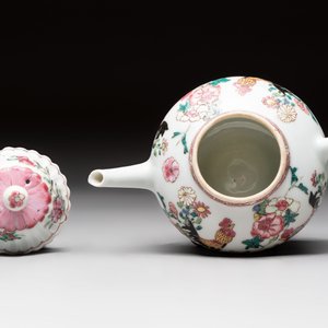 A Chinese famille rose 'roosters' covered teapot and two cups and saucers, Yongzheng — photo 14