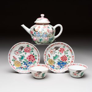 A Chinese famille rose 'roosters' covered teapot and two cups and saucers, Yongzheng — photo 1