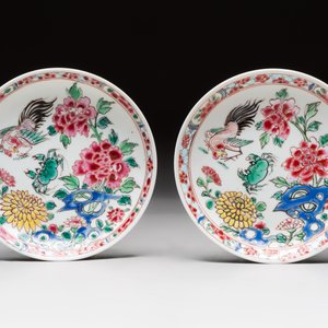 A Chinese famille rose 'roosters' covered teapot and two cups and saucers, Yongzheng — photo 2