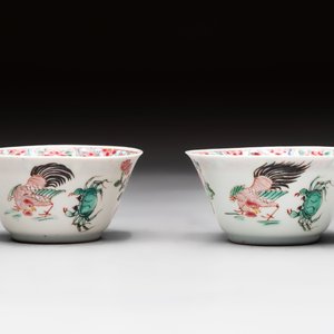 A Chinese famille rose 'roosters' covered teapot and two cups and saucers, Yongzheng — photo 4