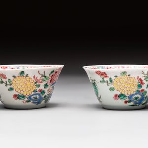 A Chinese famille rose 'roosters' covered teapot and two cups and saucers, Yongzheng — photo 5