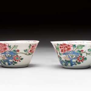 A Chinese famille rose 'roosters' covered teapot and two cups and saucers, Yongzheng — photo 6