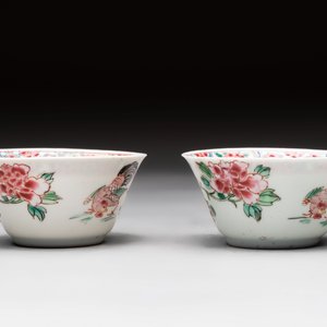 A Chinese famille rose 'roosters' covered teapot and two cups and saucers, Yongzheng — photo 7