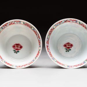 A Chinese famille rose 'roosters' covered teapot and two cups and saucers, Yongzheng — photo 8