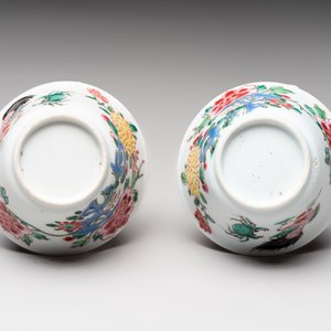 A Chinese famille rose 'roosters' covered teapot and two cups and saucers, Yongzheng — photo 9
