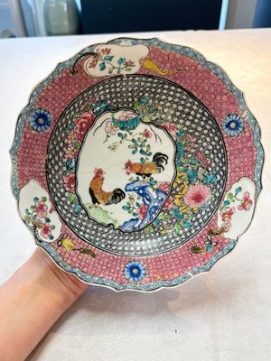 A Chinese famille rose 'roosters' eggshell plate, Yongzheng — foto 1