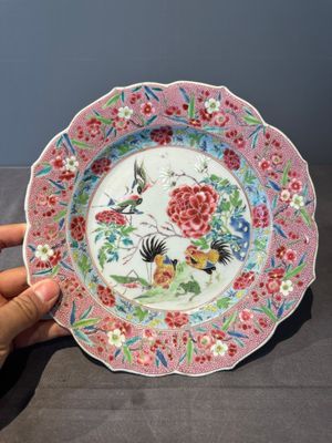 A Chinese famille rose 'roosters' plate, Yongzheng/Qianlong — 照片 1