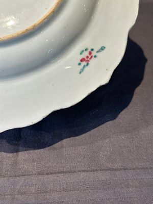 A Chinese famille rose 'roosters' plate, Yongzheng/Qianlong — 照片 12