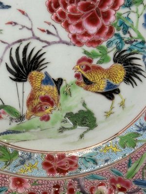 A Chinese famille rose 'roosters' plate, Yongzheng/Qianlong — 照片 2