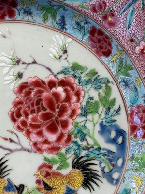 A Chinese famille rose 'roosters' plate, Yongzheng/Qianlong — 照片 3
