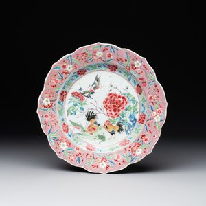 A Chinese famille rose 'roosters' plate, Yongzheng/Qianlong — 照片 1
