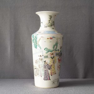 A Chinese famille rose rouleau 'court scene' vase, 19th C. — 照片 8