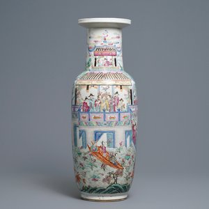 A Chinese famille rose rouleau vase, 19th C. — photo 1
