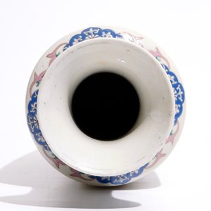 A Chinese famille rose rouleau vase in Yongzheng style, early 19th C. — photo 5