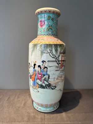 A Chinese famille rose rouleau vase with figurative design, Qianlong mark, Republic — foto 1