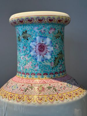 A Chinese famille rose rouleau vase with figurative design, Qianlong mark, Republic — foto 12
