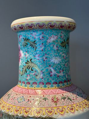 A Chinese famille rose rouleau vase with figurative design, Qianlong mark, Republic — foto 13