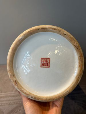 A Chinese famille rose rouleau vase with figurative design, Qianlong mark, Republic — foto 14