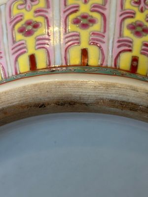 A Chinese famille rose rouleau vase with figurative design, Qianlong mark, Republic — foto 16