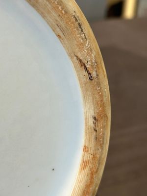 A Chinese famille rose rouleau vase with figurative design, Qianlong mark, Republic — foto 17