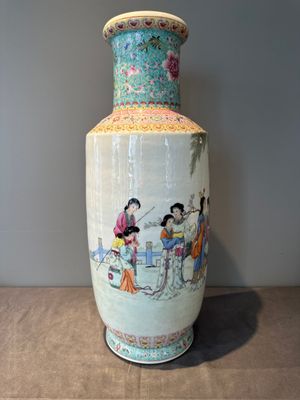 A Chinese famille rose rouleau vase with figurative design, Qianlong mark, Republic — foto 2