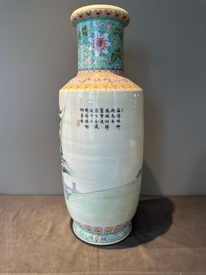 A Chinese famille rose rouleau vase with figurative design, Qianlong mark, Republic — foto 3