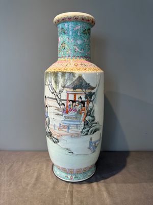 A Chinese famille rose rouleau vase with figurative design, Qianlong mark, Republic — foto 4