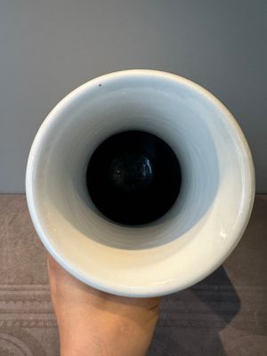 A Chinese famille rose rouleau vase with figurative design, Qianlong mark, Republic — foto 5