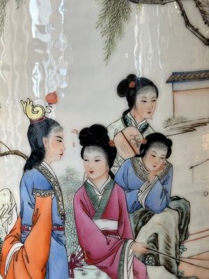 A Chinese famille rose rouleau vase with figurative design, Qianlong mark, Republic — foto 6