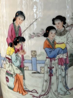 A Chinese famille rose rouleau vase with figurative design, Qianlong mark, Republic — foto 7