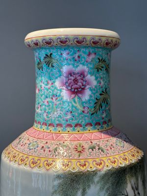 A Chinese famille rose rouleau vase with figurative design, Qianlong mark, Republic — foto 10
