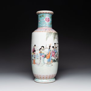 A Chinese famille rose rouleau vase with figurative design, Qianlong mark, Republic — foto 1