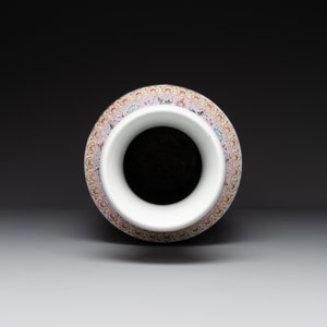 A Chinese famille rose rouleau vase with figurative design, Qianlong mark, Republic — foto 3