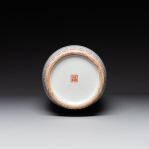A Chinese famille rose rouleau vase with figurative design, Qianlong mark, Republic — foto 4