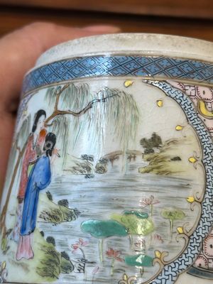 A Chinese famille rose round box and cover with figural design, 19th C. — 照片 13