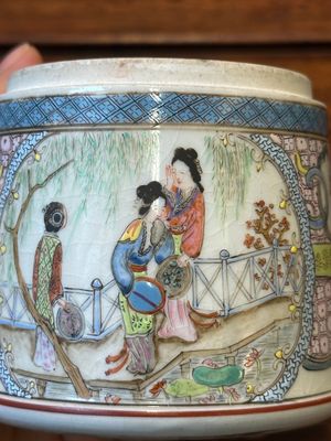 A Chinese famille rose round box and cover with figural design, 19th C. — 照片 10